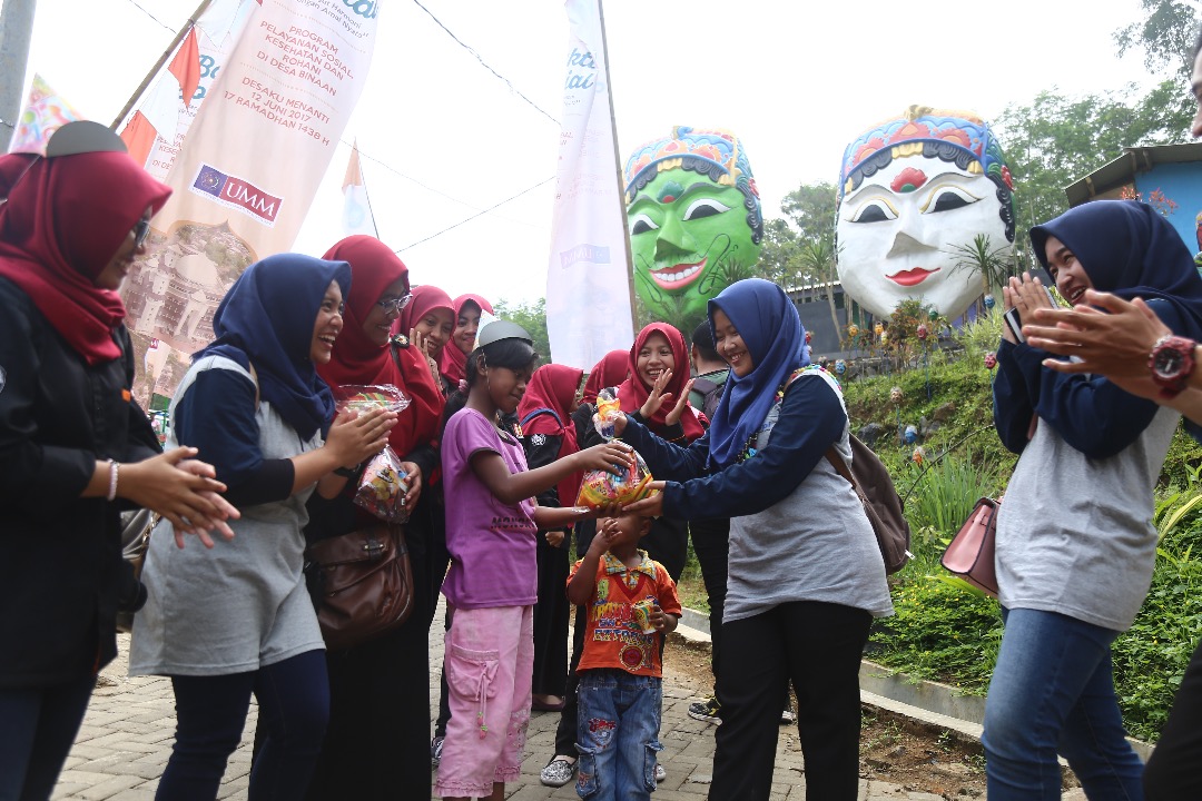 MOMEN Ramadhan menjadi ajang tepat untuk saling berbagi kepada sesama. Seperti yang dilakukan